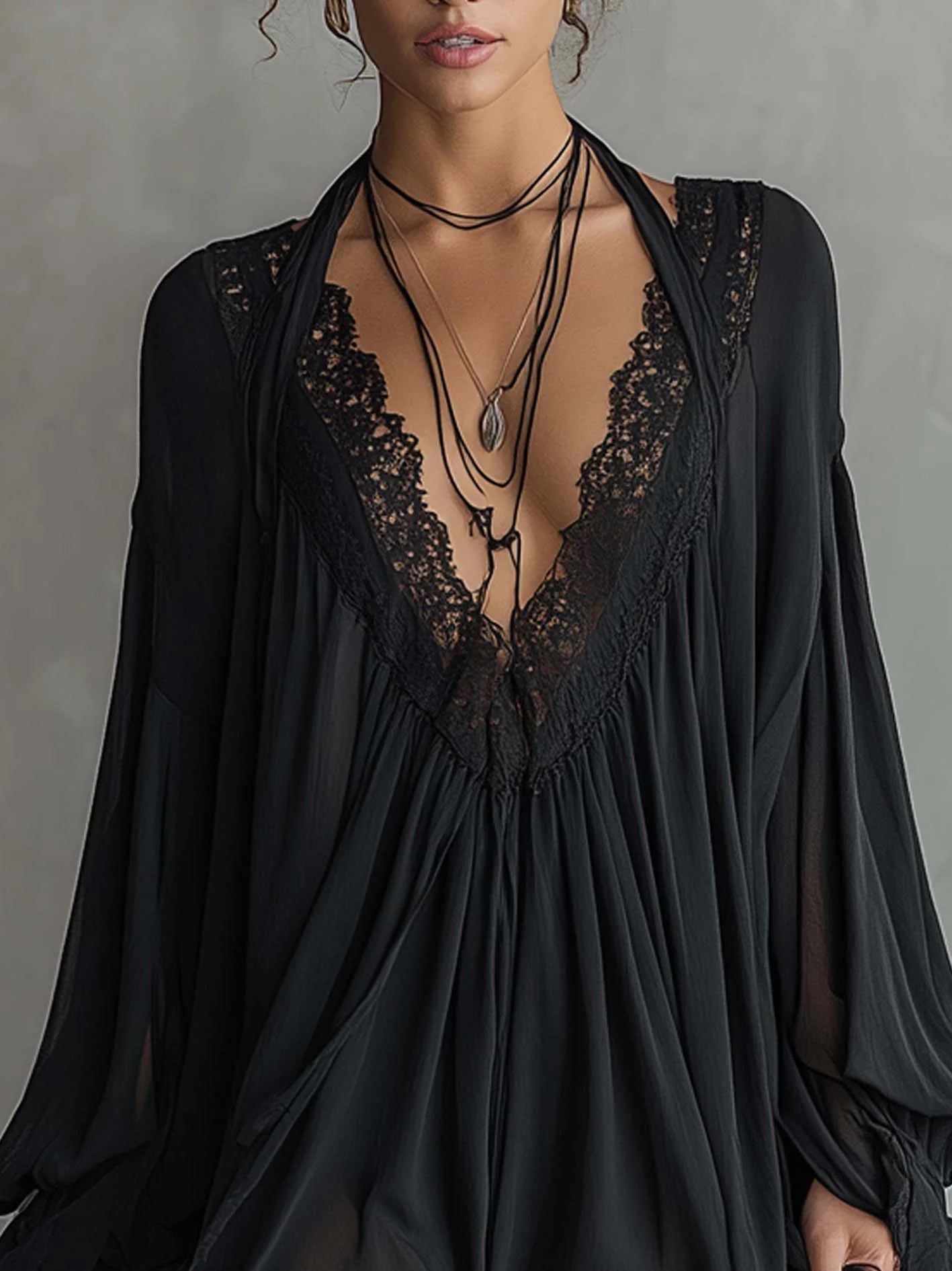 Elina | Vestido mini halter de chiffon con encaje